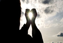 开云平台-阿斯顿马丁鏖战红牛车队，维斯塔潘高光表现