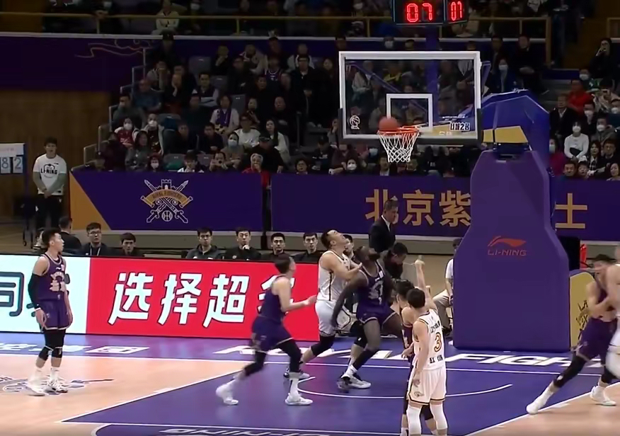 北京男篮客场逆转，一波连胜告终